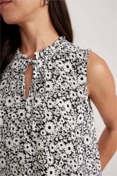 بلوزة بدون أكمام قصة عادية