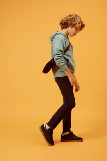 بنطلون جينز اولادي سليم فيت برجل ضيقة