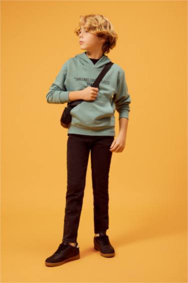 بنطلون جينز اولادي سليم فيت برجل ضيقة