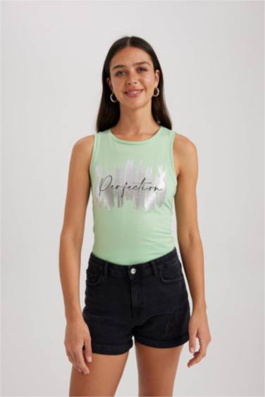 فانيلة بقصة عادية مطبوع