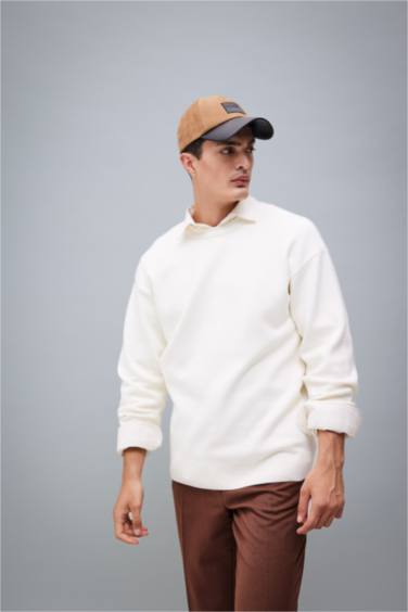 بلوفر تريكو قصة مريحة برقبة مستديرة بيج فاتح