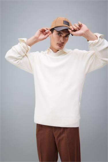 بلوفر تريكو قصة مريحة برقبة مستديرة بيج فاتح