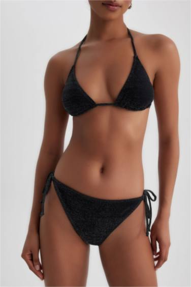 اندر بكيني بقصة عادية من Fall In Love