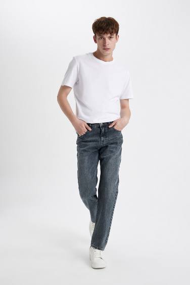 Джинсы Straight Fit прямого кроя со средней талией