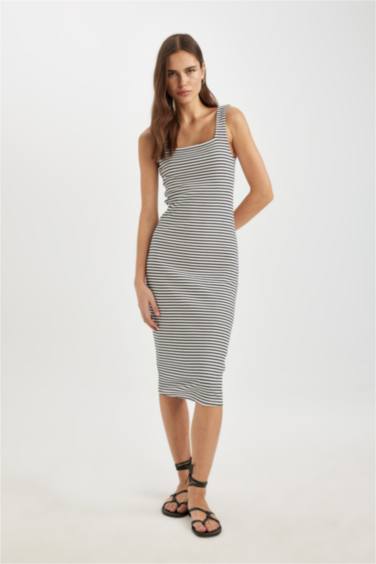 فستان ميدي مخطط مضلع بدون بأكمام برقبة مربعة