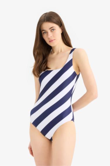 مايوه مخطط قصة عادية من Fall in Love