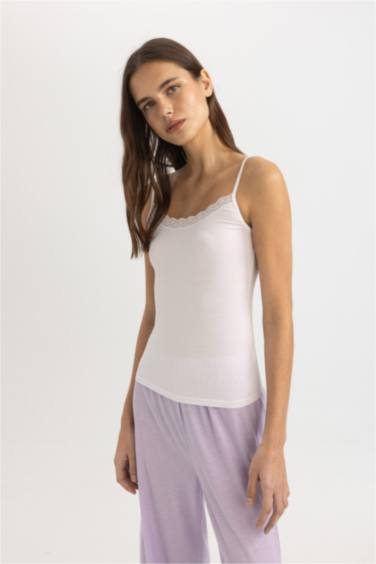 أندر شيرت ابيض بحمالات قصة عادية من Fall in Love