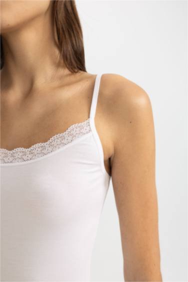 أندر شيرت ابيض بحمالات قصة عادية من Fall in Love