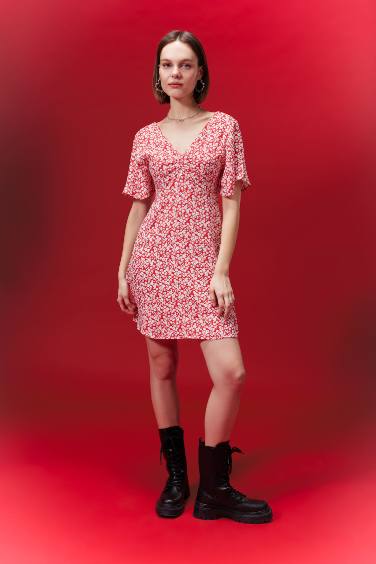 فستان قصير بنقشة الزهور نص كم منسوج برقبة V