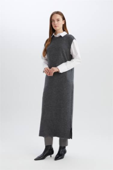 Regular Fit Crew Neck Long Knitted Vest
