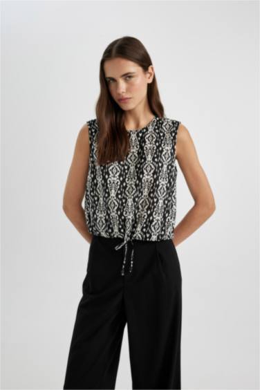 بلوزة كروب بدون كم بياقة مدورة