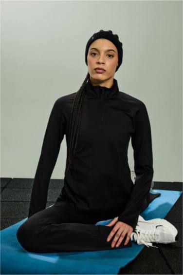 Standart Fit Dik Yaka Sporcu Tişört