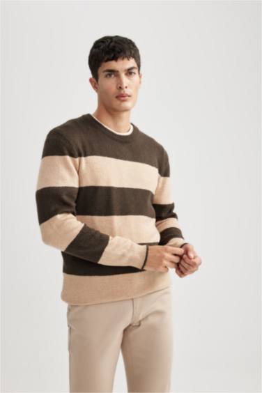 بلوفر تريكو قصة مريحة برقبة مستديرة