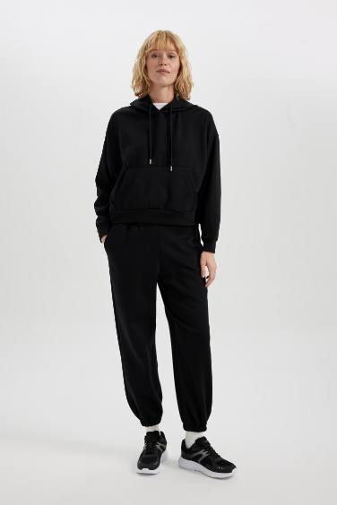 سويت شيرت رياضي أسود بكابيشون بجيب من DeFactoFit