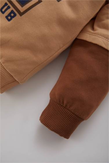 سويت شيرت بيبي اولادي بطبعة شعار قصة عادية بيج