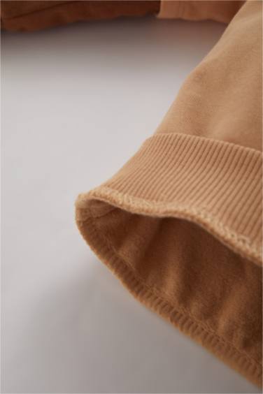 سويت شيرت بيبي اولادي بطبعة شعار قصة عادية بيج