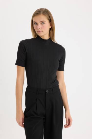 تيشيرت اسود سادة بيزك نص كم قصة عادية مضلع هاف كول