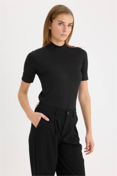 تيشيرت اسود سادة بيزك نص كم قصة عادية مضلع هاف كول