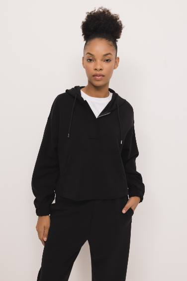 سويت شيرت اوفر سايز رياضي بكابيشون بجيب من DeFactoFit