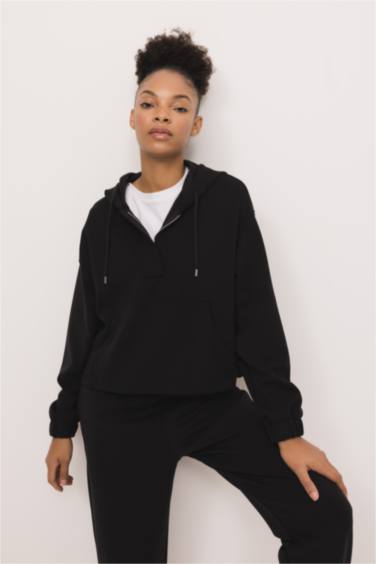 سويت شيرت اوفر سايز رياضي بكابيشون بجيب من DeFactoFit