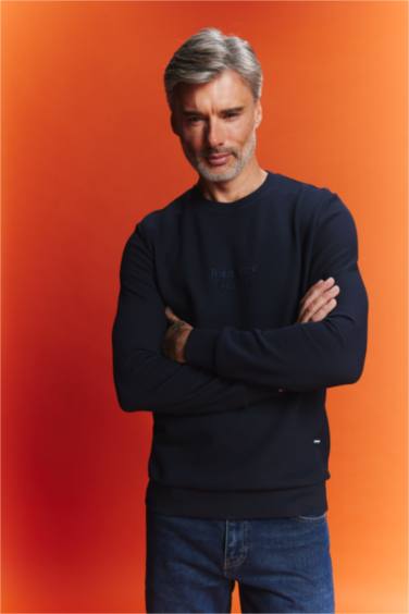 سويت شيرت مطبوع قصة عادية برقبة مستديرة