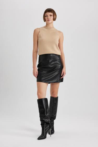 بلوزة كت بيزك قصة عادية برقبة مستديرة