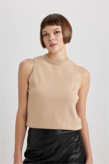 بلوزة كت بيزك قصة عادية برقبة مستديرة