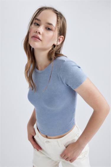 تيشيرت نص ردن مضلع بتأثير باهت