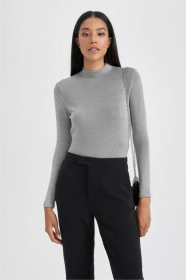 بلوزة كم طويل سليم فيت هاف كول قماش لامع