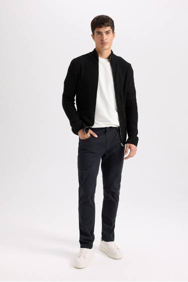 Pantalon chino slim en gabardine avec poches