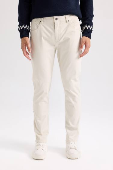 Pantalon chino slim en gabardine avec poches