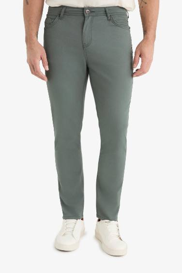 Pantalon chino slim en gabardine avec poches