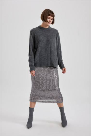 Пуловер стандартного крою з круглим вирізом для жінок