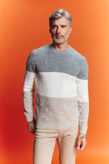 بلوفر تريكو قصة عادية برقبة مستديرة