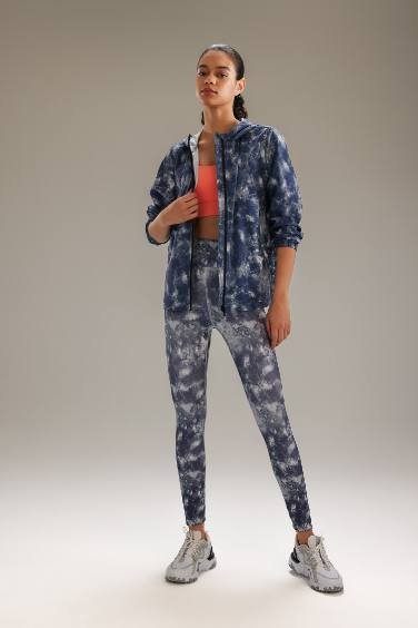 جاكيت خفيف وتر بروف مطبوع سليم فيت بكابيشون من DeFactoFit