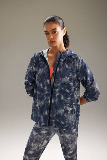 جاكيت خفيف وتر بروف مطبوع سليم فيت بكابيشون من DeFactoFit