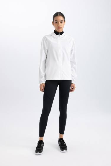 جاكيت خفيف أبيض وتر بروف سليم فيت بكابيشون من DeFactoFit