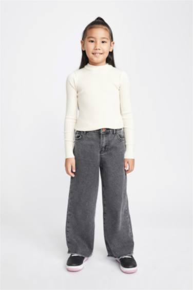 Свитер стандартного кроя с круглым вырезом для девочек