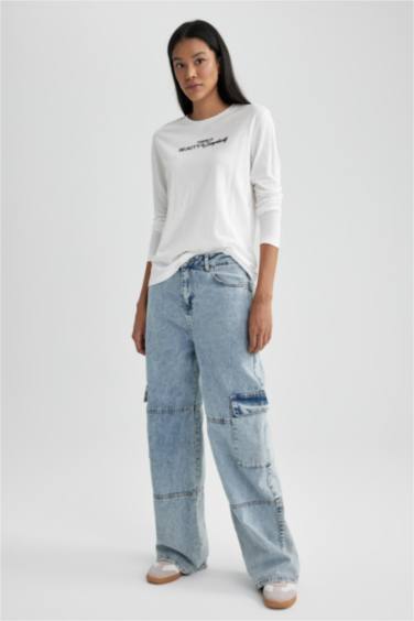 تيشيرت كم طويل قصة عادية بطبعة شعار برقبة مستديرة