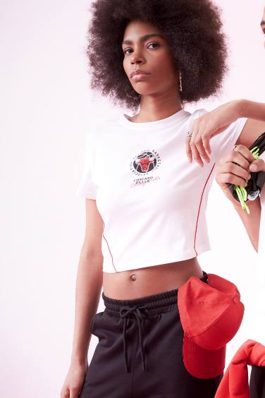 T-Shirt Crop Top à Manches Courtes à Col Rond De Defactofit Nba Chicago Bulls