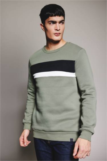 سويت شيرت بقصة عادية برقبة مستديرة