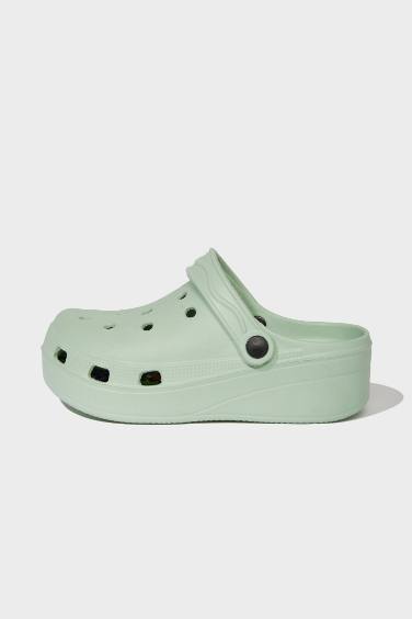 شبشب نسائي بكعب مسطح