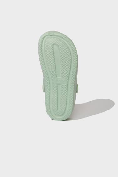 شبشب نسائي بكعب مسطح