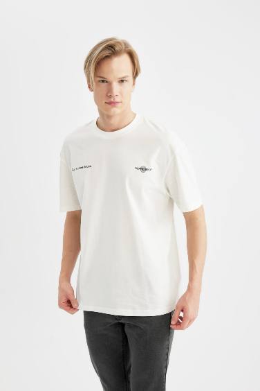 تيشيرت نص ردن قصة مريحة بطبعة شعار