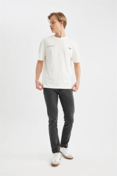 تيشيرت نص ردن قصة مريحة بطبعة شعار