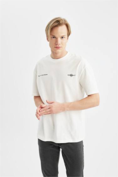 تيشيرت نص ردن قصة مريحة بطبعة شعار