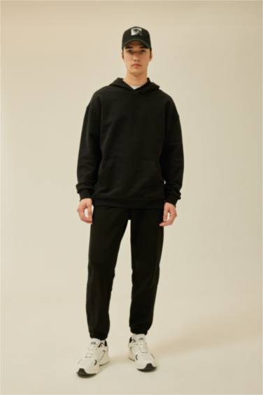 سويت شيرت بيزك قصة مريحة بكابيشون بجيب