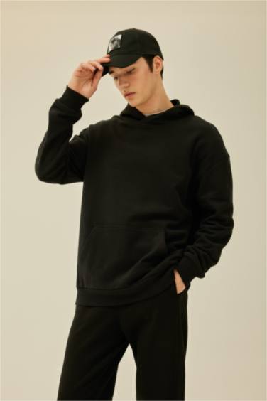 سويت شيرت بيزك قصة مريحة بكابيشون بجيب