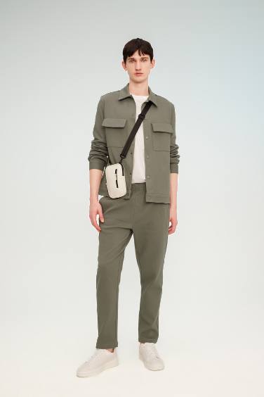 بنطلون قصة مريحة ورجل عادية