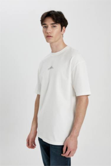 تي شيرت مطبوع قصة مريحة بياقة مستديرة